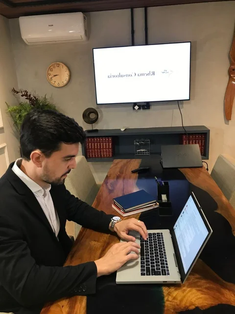Fundador da Rhema Consultoria Financeira trabalhando no escritório